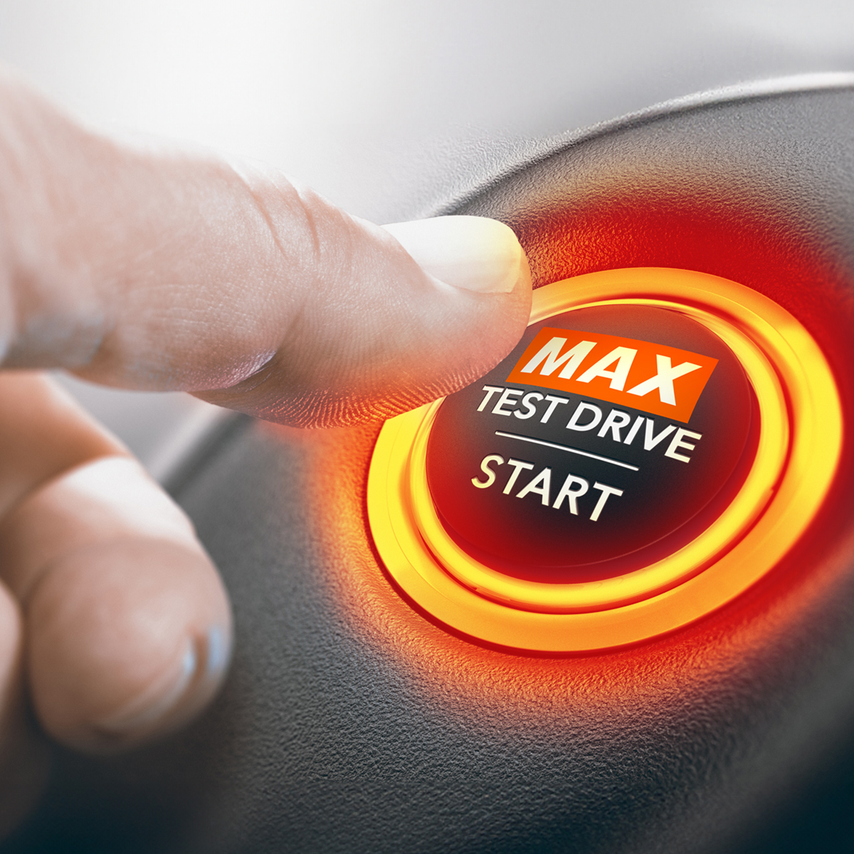 Sormi painamassa MAX Test Drive START - nappia