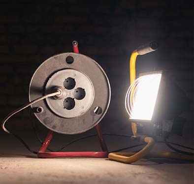 Kuvassa työmaavalaisin ja jatkojohtokela