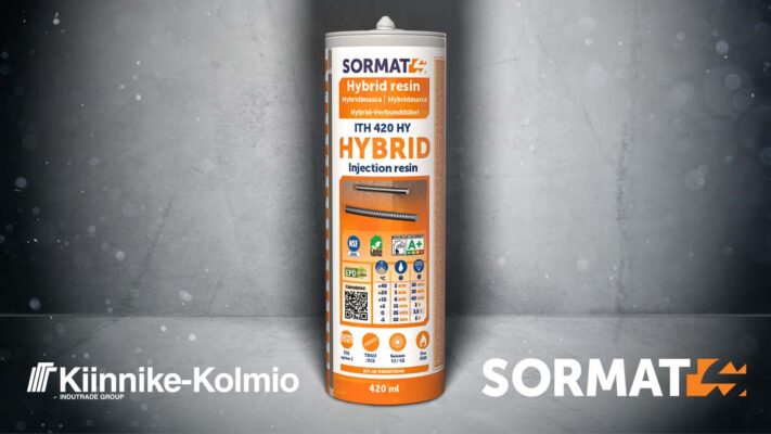 Kuvassa SORMATin ITH420 kemiallinen massa betonilevy-taustalla valokeilassa